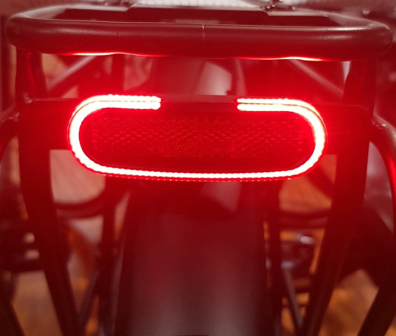 Fuxon Gepäckträgerrücklicht R-100-EB Mit Standlicht 50mm Schraubenabstand 6-12V Gleichspannung 3 Fuxon Gepäckträgerrücklicht R-100-EB Mit Standlicht 50mm Schraubenabstand 6-12V Gleichspannung – Bild 3